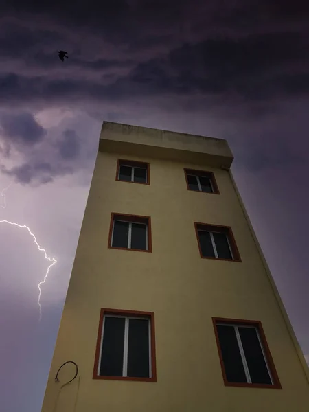 Korkea Rakennus Vastaan Tulevan Myrskyn — kuvapankkivalokuva