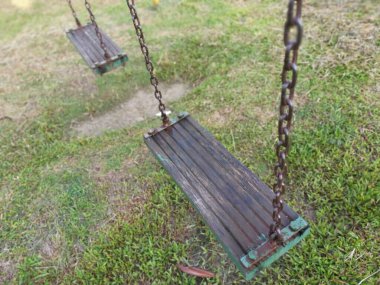 Halk parkında iki kişilik salıncak.