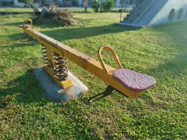 Enkel Gungbräda Allmän Lekplats — Stockfoto