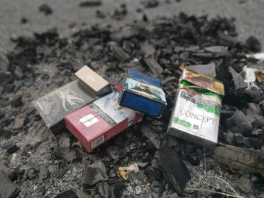 Perak, Malezya. 15 Mayıs 2020: Taman Mas Caddesi, Kg Koh 'ta kimliği belirsiz bir tiryaki tarafından atılan boş sigara kutuları.