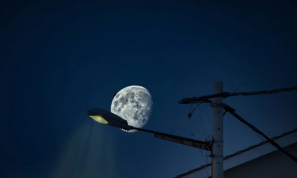 Noční Měsíc Noční Pouliční Lampě — Stock fotografie