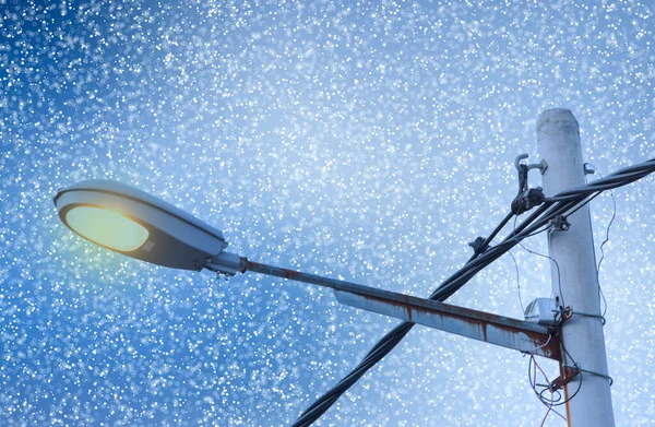 街灯に雪の結晶が落ち — ストック写真