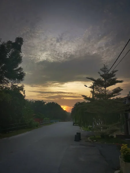 Langit Dini Hari Daerah Perumahan — Stok Foto