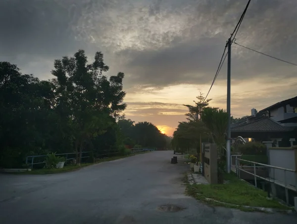 Sabahın Erken Saatlerinde Yerleşim Bölgesinde Gökyüzü — Stok fotoğraf