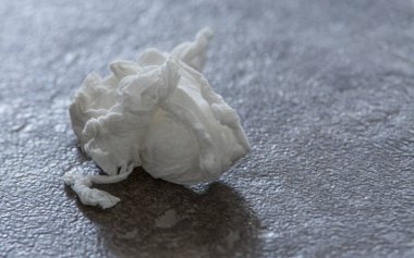 Yere dökülen mendil.