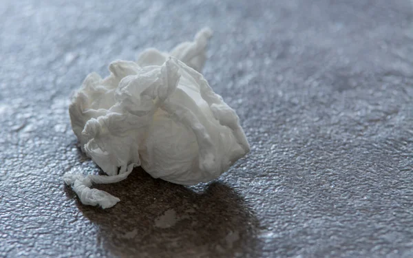 Yere dökülen mendil.