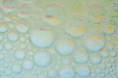 Suyun üzerinde yüzen yağ damlasının renkli sanatçısı