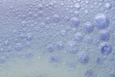 Suyun üzerinde yüzen yağ damlasının renkli sanatçısı