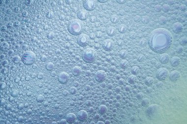 Suyun üzerinde yüzen yağ damlasının renkli sanatçısı