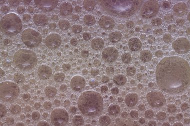 Suyun üzerinde yüzen yağ damlasının renkli sanatçısı