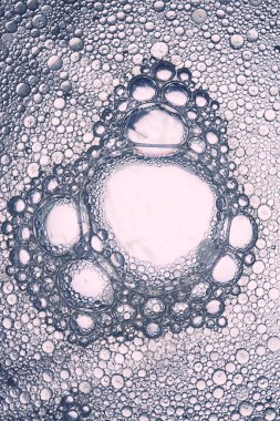 Suyun üzerinde yüzen yağ damlasının renkli sanatçısı