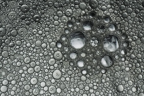 水の上に浮かぶ油滴のカラフルな芸術 — ストック写真