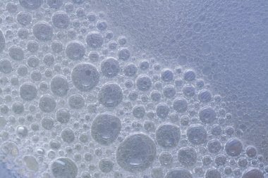 Suyun üzerinde yüzen yağ damlasının renkli sanatçısı