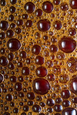 Suyun üzerinde yüzen yağ damlasının renkli sanatçısı