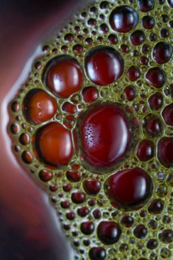 Suyun üzerinde yüzen yağ damlasının renkli sanatçısı