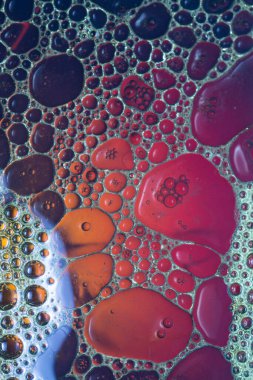 Suyun üzerinde yüzen yağ damlasının renkli sanatçısı