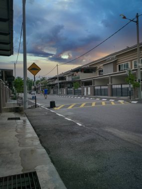 Perak, Malezya. 22 Mayıs 2020: Sabahın erken saatlerinde Kg Koh Garden 'da yol kenarında yürüyüş yapan ya da egzersiz yapan bir adam.