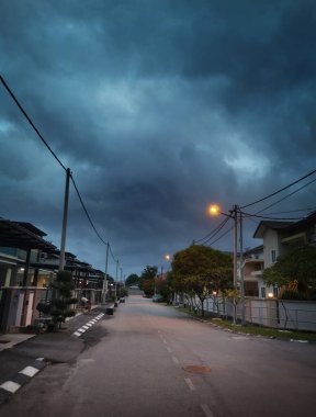 Kasvetli bir sabah gökyüzü manzarası.