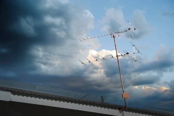 Antena Antena Parabólica Contra Cielo —  Fotos de Stock