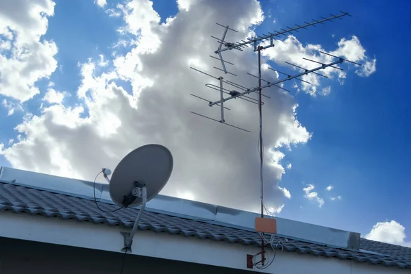 Antena Antena Parabólica Contra Cielo —  Fotos de Stock