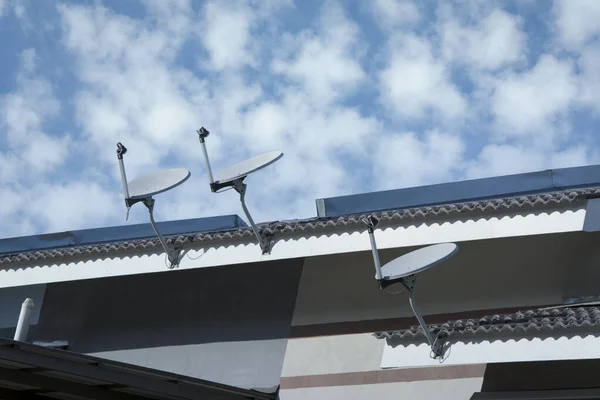 Antena Antena Parabólica Contra Céu — Fotografia de Stock