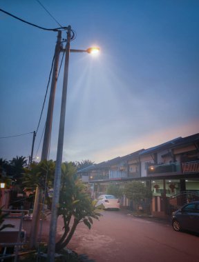 Gökyüzüne karşı sokak lambası direği