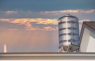 Güzel gökyüzüne karşı Çatı Su Depolama Tankı