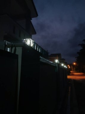 Fener lambaları beton çiti aydınlatıyor..