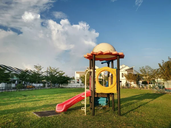子供たちのカラフルな遊び場スライド — ストック写真