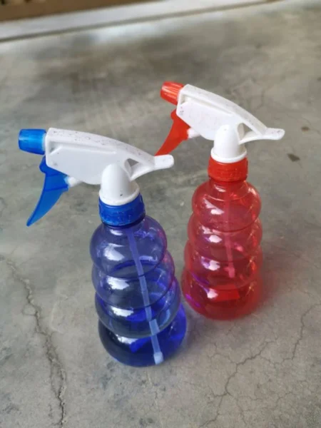 Gartenarbeit Kunststoff Flasche Wassersprüher — Stockfoto