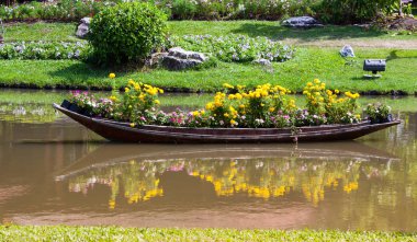 Çiçekler bir ahşap tekne