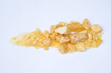 Ağacın kauçuğundan odun reçinesi.