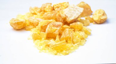 Ağacın kauçuğundan odun reçinesi.