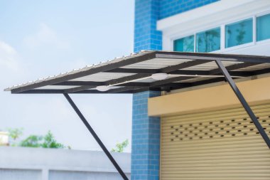 Binanın önündeki branda ve galvanize tente.