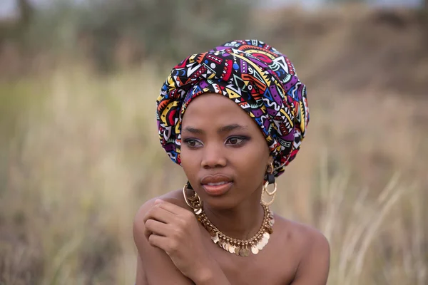 Retrato de uma jovem africana em capacete nacional e jóias de ouro — Fotografia de Stock