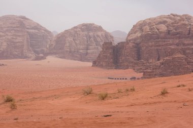 Tuhaf uçurumları ve kırmızı kumları olan sert çöl manzarası. Ürdün 'de vuruldu. Wadi Rum Çölü.