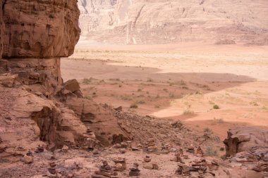 Wadi Rum Çölü 'nün kayalık dağları arasındaki Sandy Vadisi. Uçurumdan bak