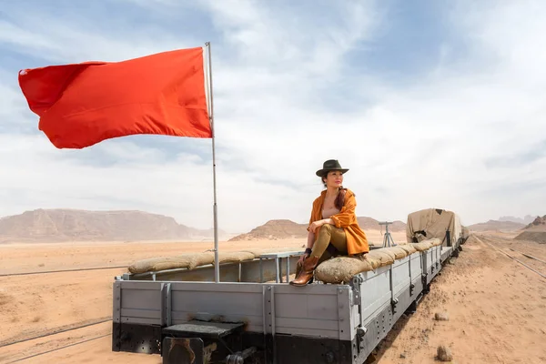 Девушка Ковбойской Шляпе Едет Деревянном Вагоне Старого Поезда Пустыне Вади — стоковое фото