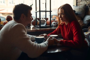 Genç adam kız arkadaşıyla fikirlerini paylaşıyor.