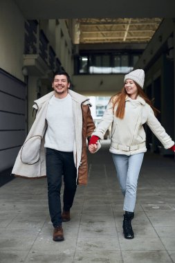 pozitif neşeli gençler sokaklarda vakit geçiriyorlar, eğleniyorlar.