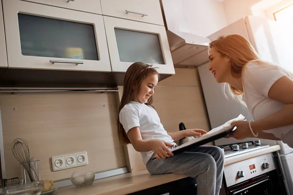 Little girl is happy as she has helped her parents — Stock Photo, Image