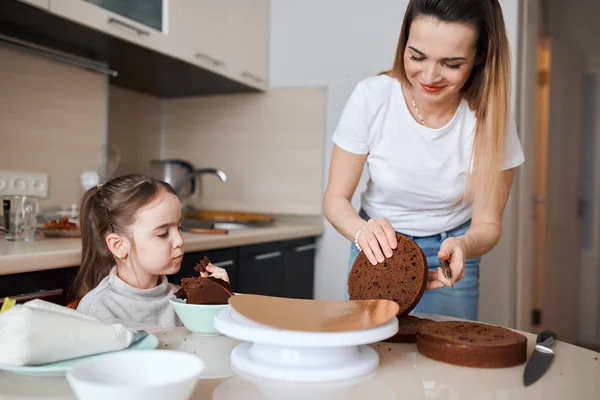 Hardworking woman and her child making tasty cake for her husband — Stok fotoğraf