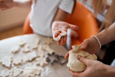 Avucunda süslü cke gösteren bir çocuk
