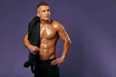 Seksi, çekici, harika, çıplak bir adam antrenman sırasında mola veriyor.