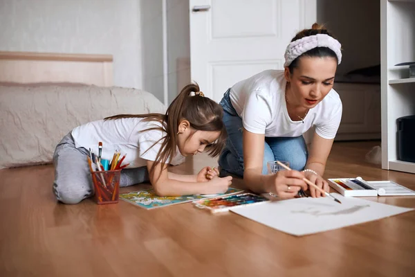 Beautiful mommy and her kid paintig a picture for kindergardern — ストック写真