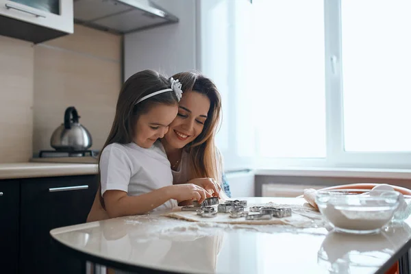 Veselý atraktivní matka watchinh jak její dítě řezání cookies — Stock fotografie