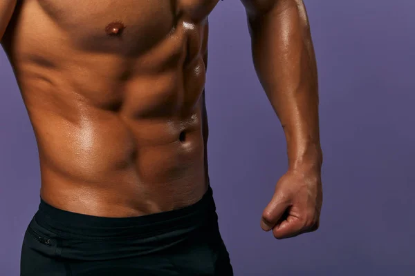 Immagine ritagliata dell'uomo magro in forma che mostra sei pack abs — Foto Stock