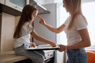 Güzel anne çocuğuyla oynuyor.