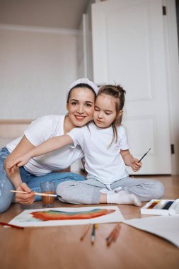 Küçük çocuk resim yaparak stresi azaltıyor.