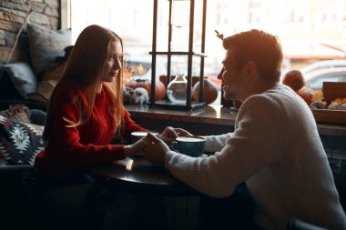 Genç çift aşık olur, kadın avuçlarını tutan adam teklifte bulunur.